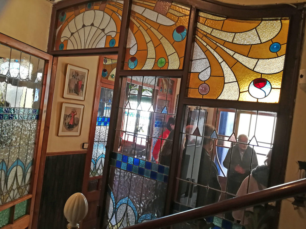 Foto de portes amb vitralls de l'època Modernista