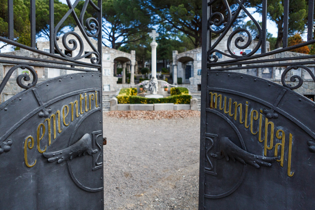 Foto de la porta principal del cementiri de Cardedeu